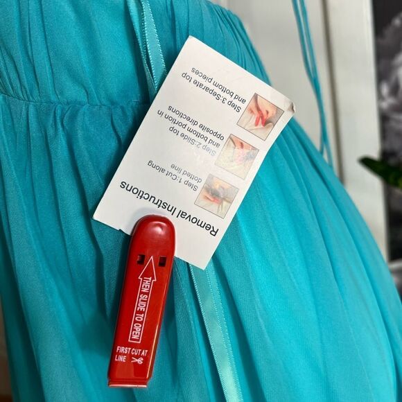 MAC DUGGAL
Women's Ruffle Tiered Floral Cut-Out
Chiffon Gown / size 4 - Picture 9 of 12